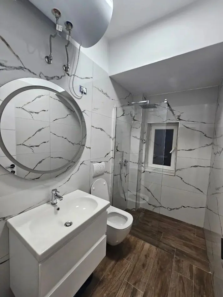 Tirane, jepet me qera apartament 1+1+Ballkon Kati 3, 60 m² 600 € (Rruga e Kavajes)