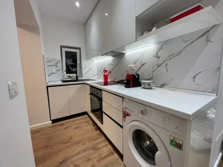 Tirane, jepet me qera apartament 1+1+Ballkon Kati 3, 60 m² 600 € (Rruga e Kavajes)