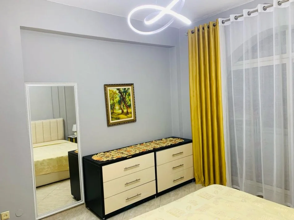 Tirane, jepet me qera apartament 1+1+Ballkon Kati 4, 75 m² 600 € (Rruga Kavajes)