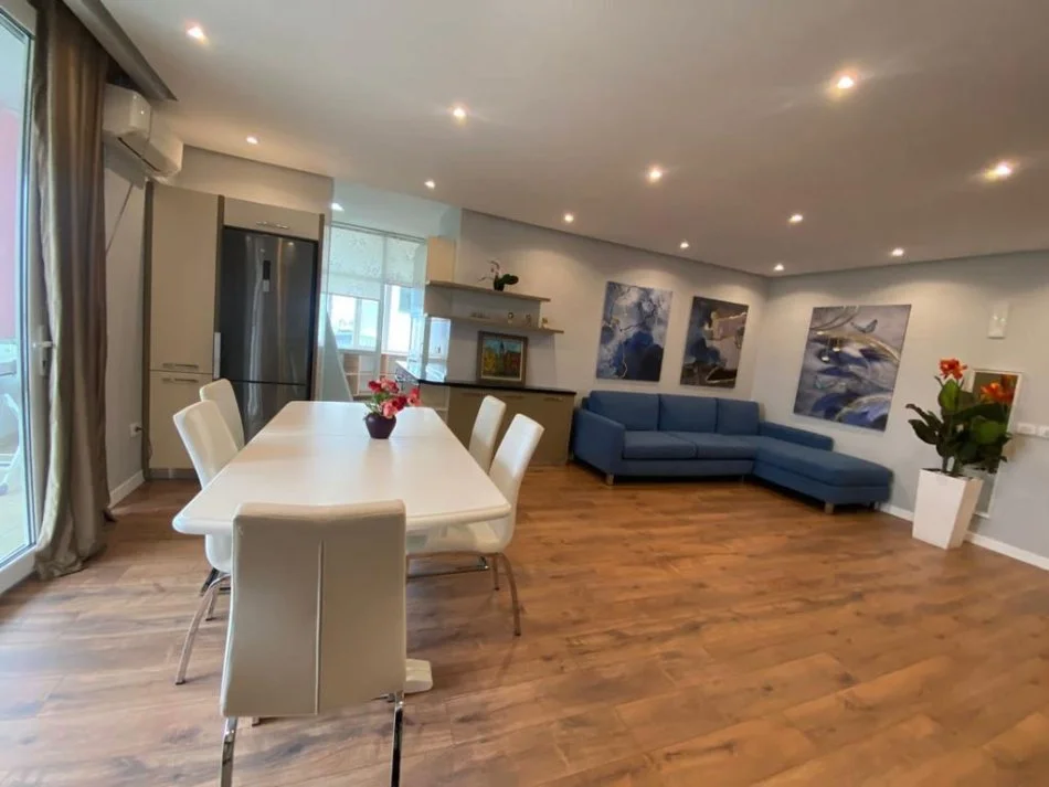 Tirane, jepet me qera apartament 2+1+Aneks+Ballkon Kati 12, 140 m² 990 € (ish-Ekspozita)