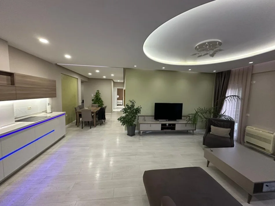 Tirane, jepet me qera apartament+verande | Penthouse 3+1+Aneks+Ballkon Kati 4, 190 m² 1.300 € (Liqeni i Thate)