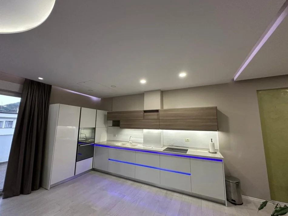 Tirane, jepet me qera apartament+verande | Penthouse 3+1+Aneks+Ballkon Kati 4, 190 m² 1.300 € (Liqeni i Thate)