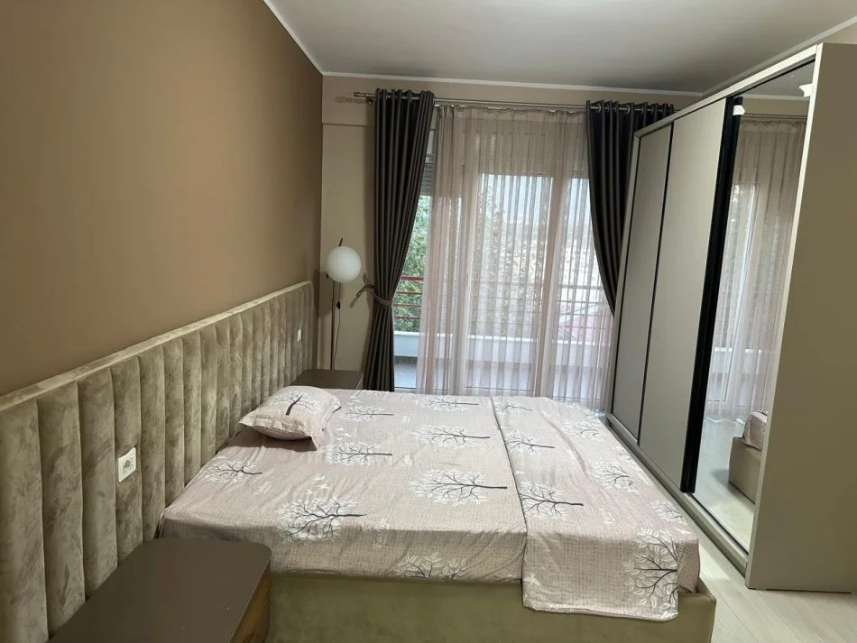 Tirane, jepet me qera apartament+verande | Penthouse 3+1+Aneks+Ballkon Kati 4, 190 m² 1.300 € (Liqeni i Thate)