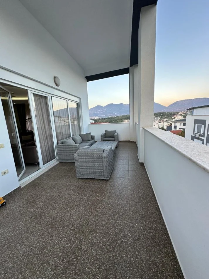 Tirane, jepet me qera apartament+verande | Penthouse 3+1+Aneks+Ballkon Kati 4, 190 m² 1.300 € (Liqeni i Thate)