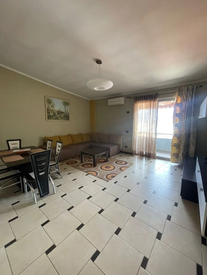 Tirane, jepet me qera apartament 2+1+Ballkon Kati 8, 100 m² 750 € (Kodra e Diellit)