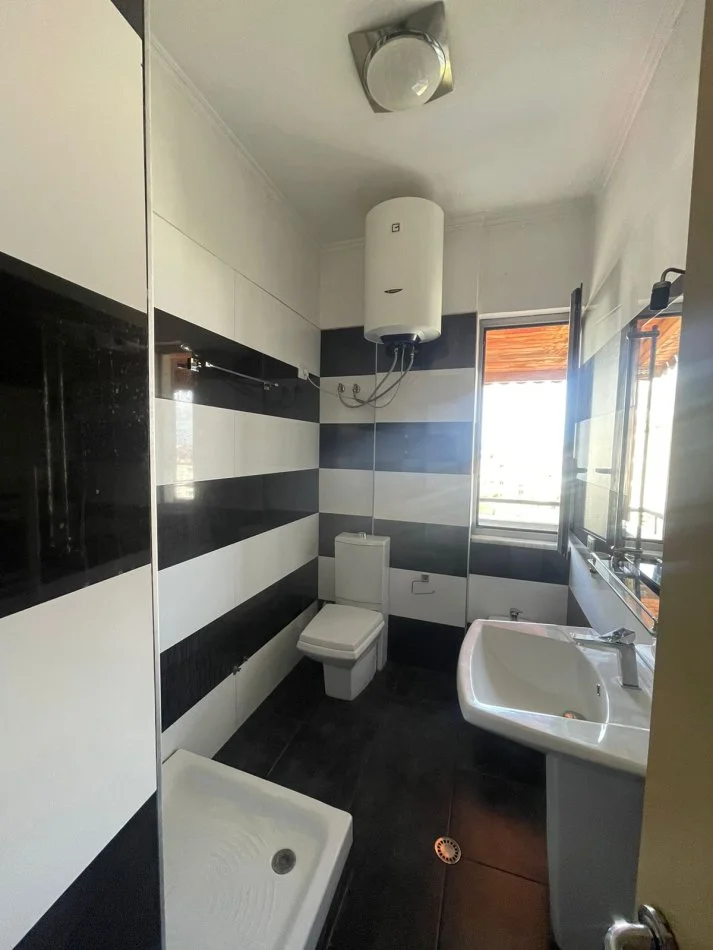 Tirane, jepet me qera apartament 2+1+Ballkon Kati 8, 100 m² 750 € (Kodra e Diellit)