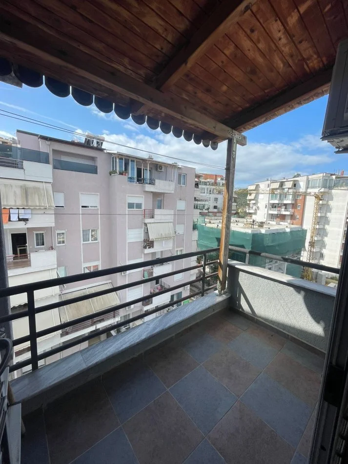 Tirane, jepet me qera apartament 2+1+Ballkon Kati 8, 100 m² 750 € (Kodra e Diellit)
