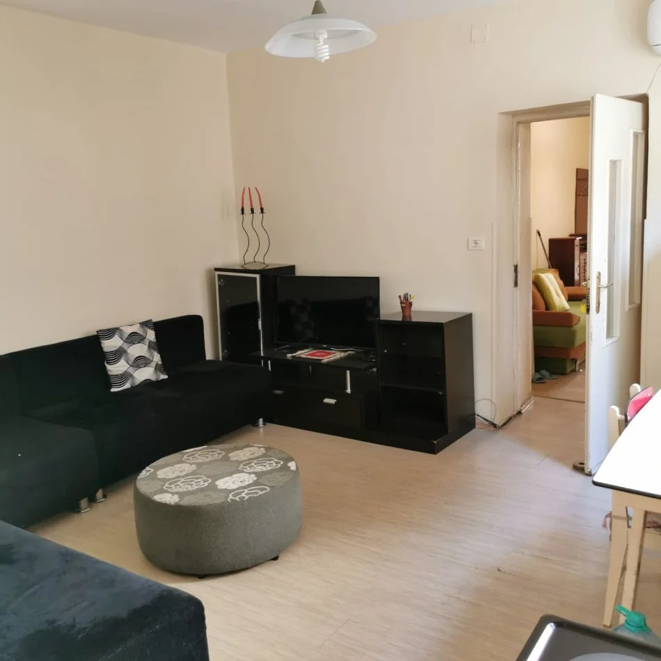 Tirane, jepet me qera Vile 1+1 Kati 1, 70 m² (Pazari i ri)