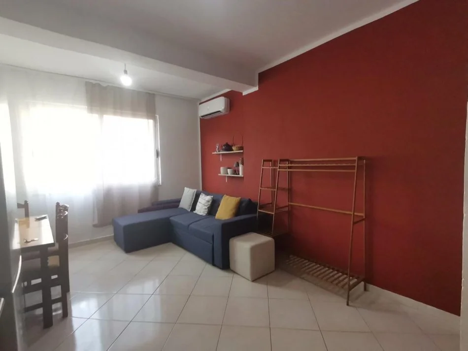 Tirane, jepet me qera apartament 1+1+Ballkon Kati 4, 70 m² 400 € (Selite prane Shen Eleonores)