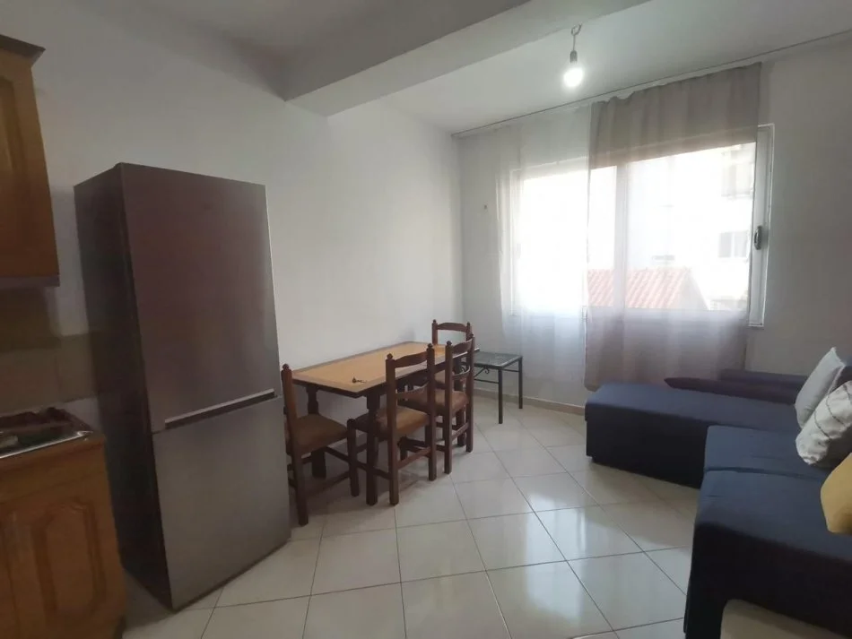 Tirane, jepet me qera apartament 1+1+Ballkon Kati 4, 70 m² 400 € (Selite prane Shen Eleonores)