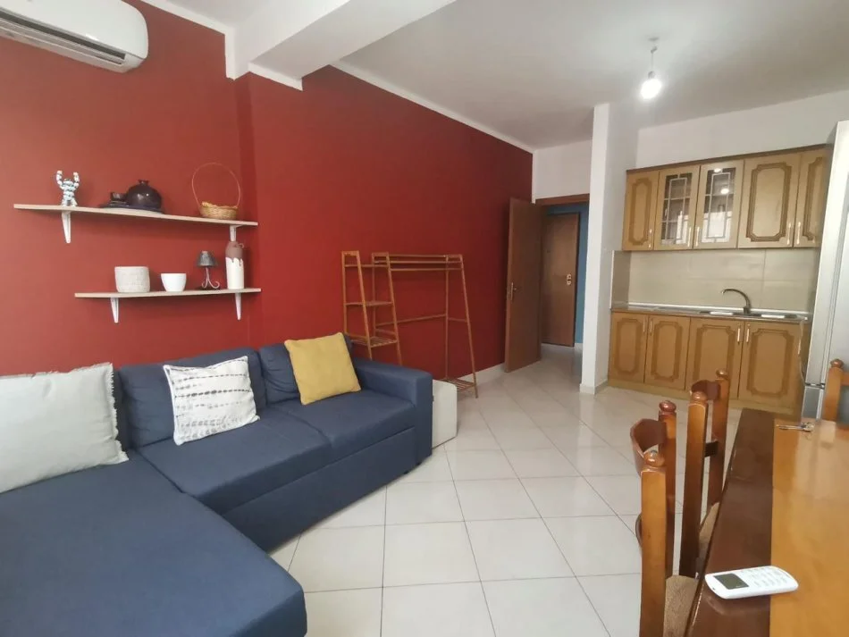 Tirane, jepet me qera apartament 1+1+Ballkon Kati 4, 70 m² 400 € (Selite prane Shen Eleonores)