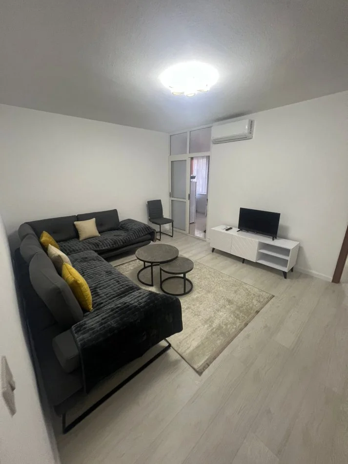 Tirane, jepet me qera apartament 1+1+Ballkon Kati 5, 65 m² 650 € 