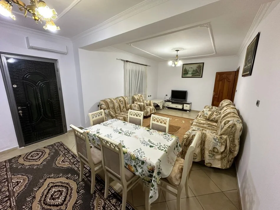 Tirane, jepet me qera Vile 2+1 Kati 1, 136 m² 550 € (Rruga 5 Maji)
