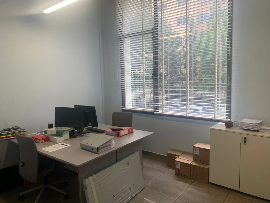 Tirane, jepet me qera ambjent biznesi Kati 1, 90 m² 900 € / MUAJ  ,(KOMUNA E PARISIT)