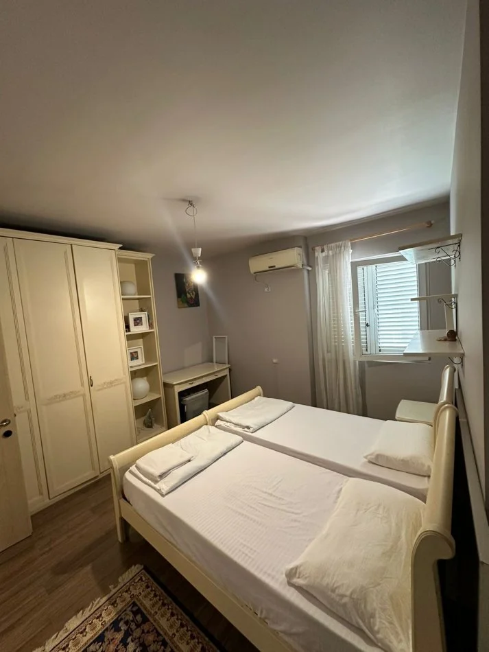 Shqiperi, jepet me qera apartament 2+1+Ballkon Kati 2, 95 m² 650 € (Rruga e Kavajes)