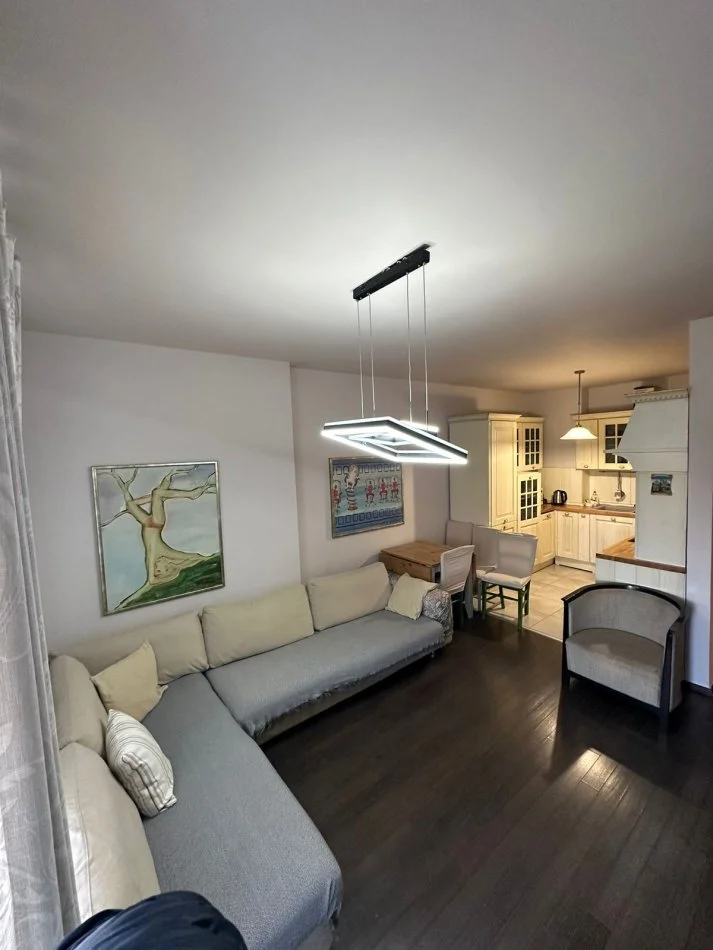 Shqiperi, jepet me qera apartament 2+1+Ballkon Kati 2, 95 m² 650 € (Rruga e Kavajes)