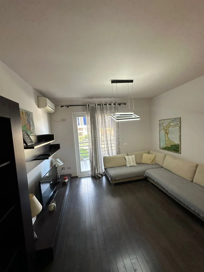 Shqiperi, jepet me qera apartament 2+1+Ballkon Kati 2, 95 m² 650 € (Rruga e Kavajes)