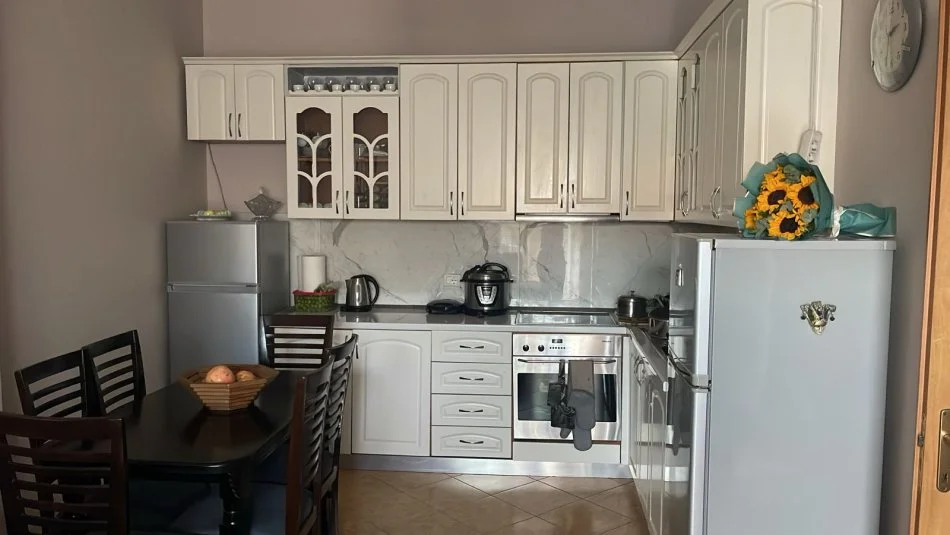 Tirane, jepet me qera apartament 2+1+Ballkon Kati 2, 90 m² 500 € (Migjeni)