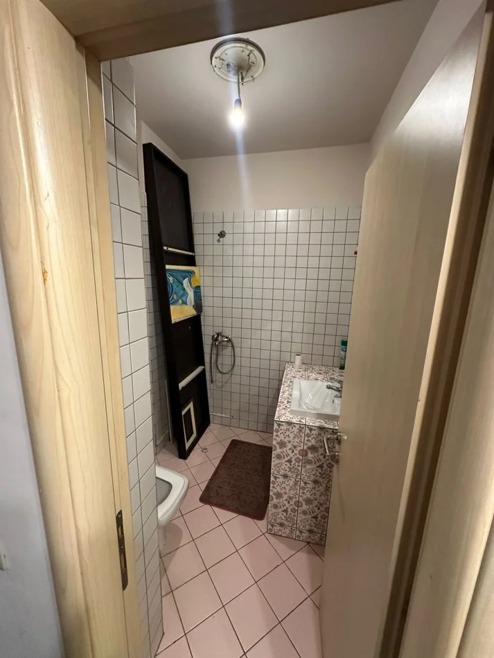 Shqiperi, jepet me qera apartament 2+1+Ballkon Kati 2, 95 m² 650 € (Rruga e Kavajes)