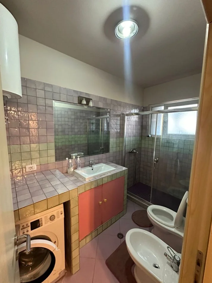 Shqiperi, jepet me qera apartament 2+1+Ballkon Kati 2, 95 m² 650 € (Rruga e Kavajes)