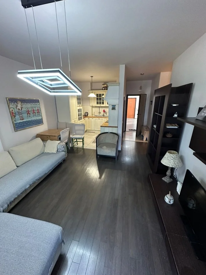 Shqiperi, jepet me qera apartament 2+1+Ballkon Kati 2, 95 m² 650 € (Rruga e Kavajes)