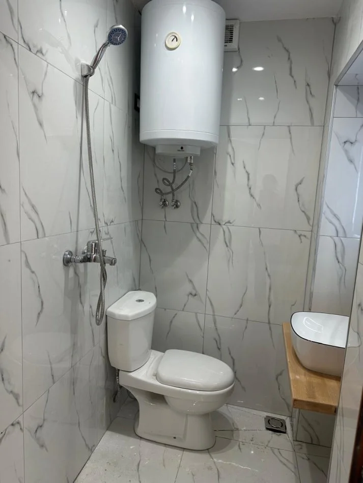 Tirane, jepet me qera zyre Kati 0, 30 m² 400 € 