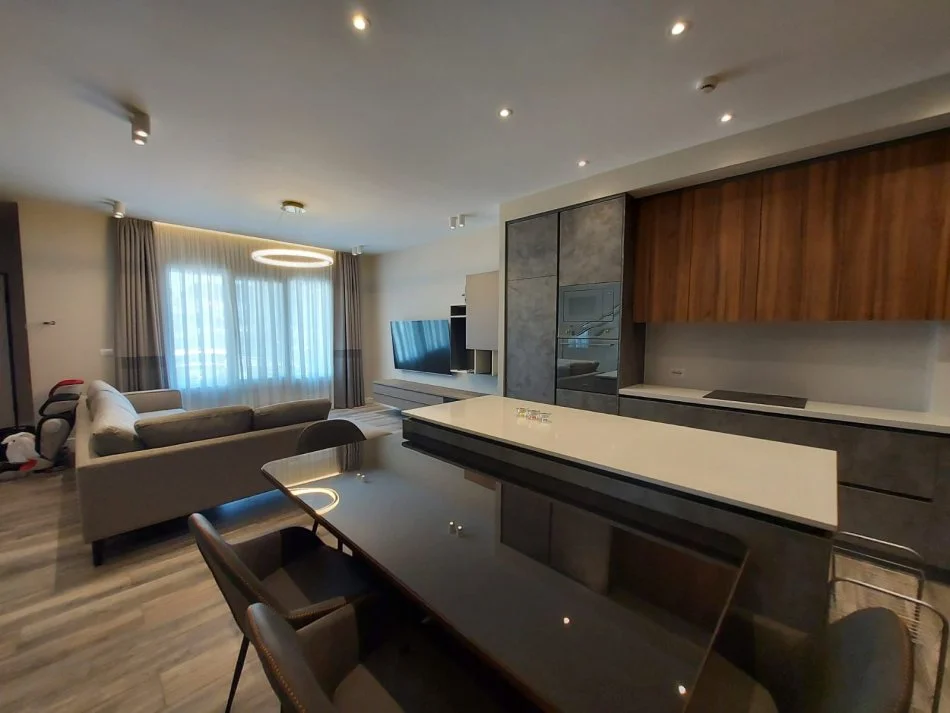 Tirane, jepet me qera Vile 3 Katshe , 243 m² 3.000 € (Mjull Bathore)