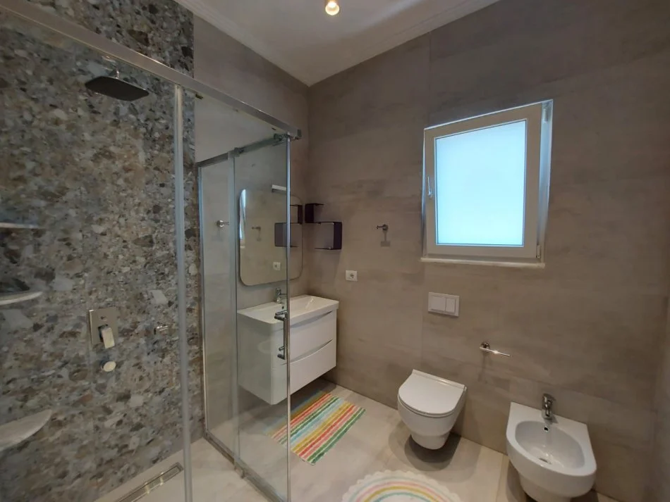 Tirane, jepet me qera Vile 3 Katshe , 243 m² 3.000 € (Mjull Bathore)