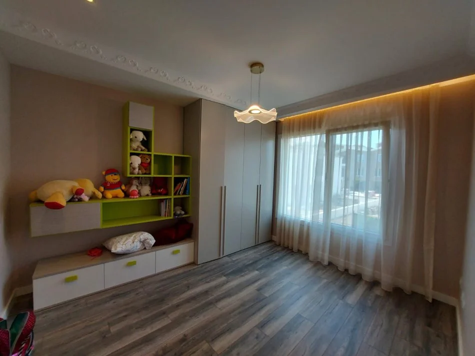Tirane, jepet me qera Vile 3 Katshe , 243 m² 3.000 € (Mjull Bathore)