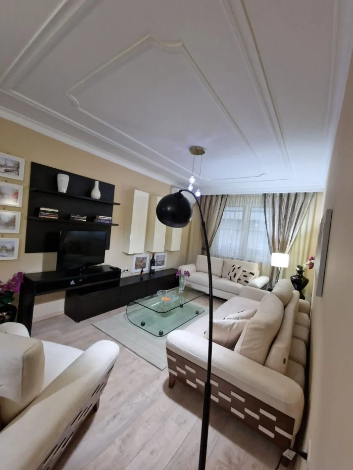 Tirane, jepet me qera apartament 1+1+Ballkon Kati 2, 72 m² 800 € ( Bllok, Rruga "Perlat Rexhepi"))