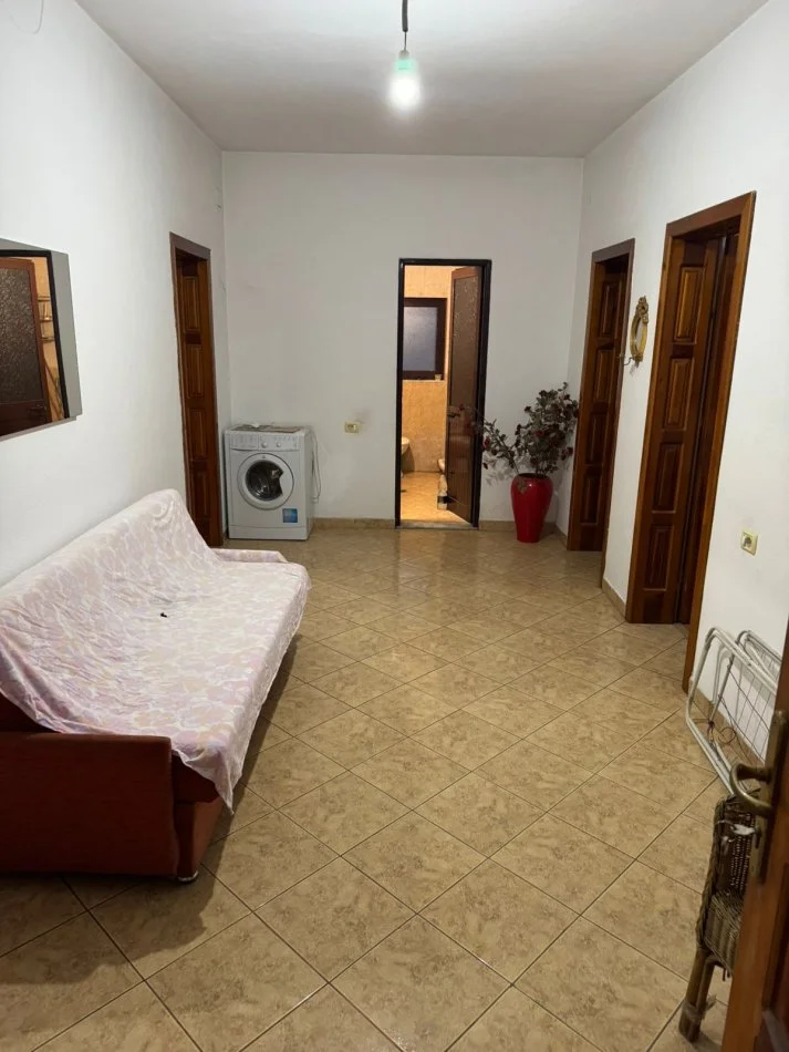 Tirane, jepet me qera apartament 2+1+Ballkon Kati 3, 110 m² 400 € (Prane shkolles Aleks Buda)