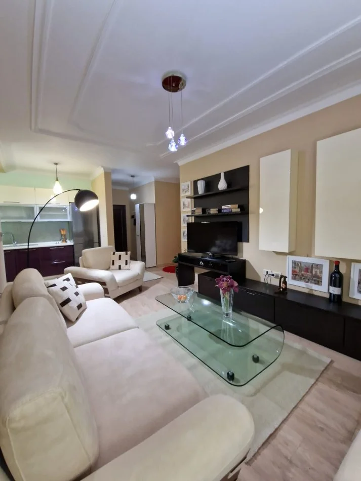 Tirane, jepet me qera apartament 1+1+Ballkon Kati 2, 72 m² 800 € ( Bllok, Rruga "Perlat Rexhepi"))