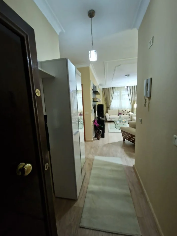 Tirane, jepet me qera apartament 1+1+Ballkon Kati 2, 72 m² 800 € ( Bllok, Rruga "Perlat Rexhepi"))