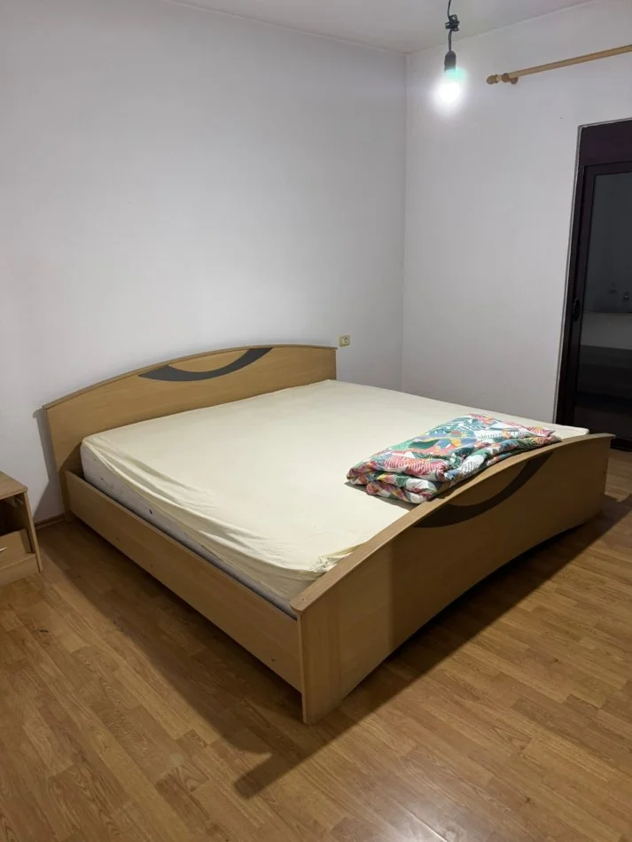 Tirane, jepet me qera apartament 2+1+Ballkon Kati 3, 110 m² 400 € (Prane shkolles Aleks Buda)