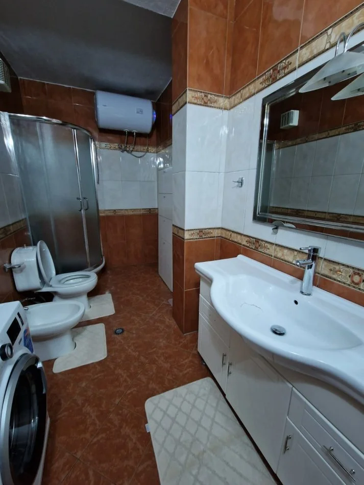 Tirane, jepet me qera apartament 1+1+Ballkon Kati 2, 72 m² 800 € ( Bllok, Rruga "Perlat Rexhepi"))