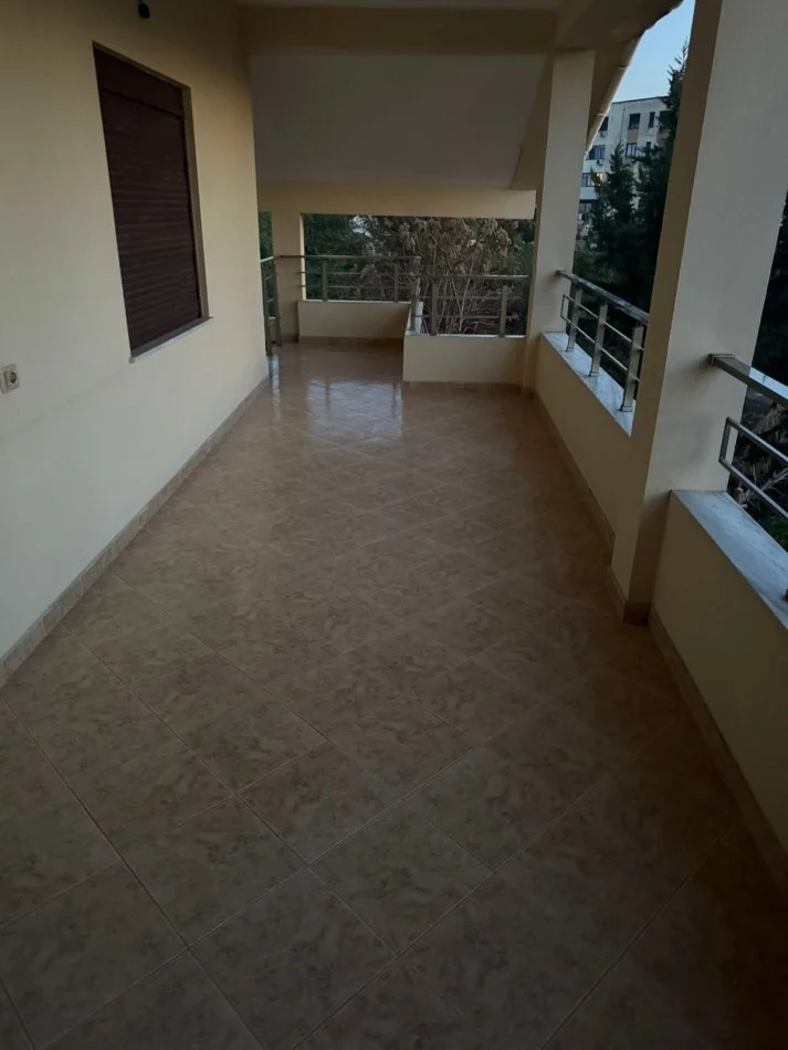 Tirane, jepet me qera apartament 2+1+Ballkon Kati 3, 110 m² 400 € (Prane shkolles Aleks Buda)