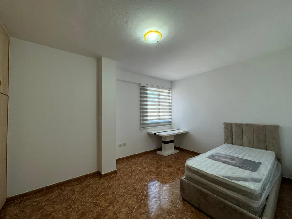 Tirane, jepet me qera apartament 2+1+Ballkon Kati 3, 95 m² 550 € 