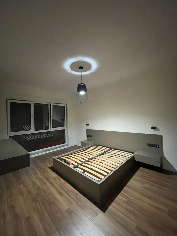 Tirane, jepet me qera apartament 1+1 Kati 1, 70 m² 500 € (Xhamllik, prane ish-Profarmes)