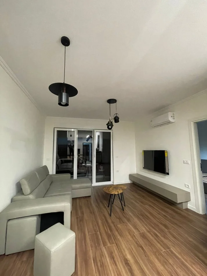 Tirane, jepet me qera apartament 1+1 Kati 1, 70 m² 500 € (Xhamllik, prane ish-Profarmes)