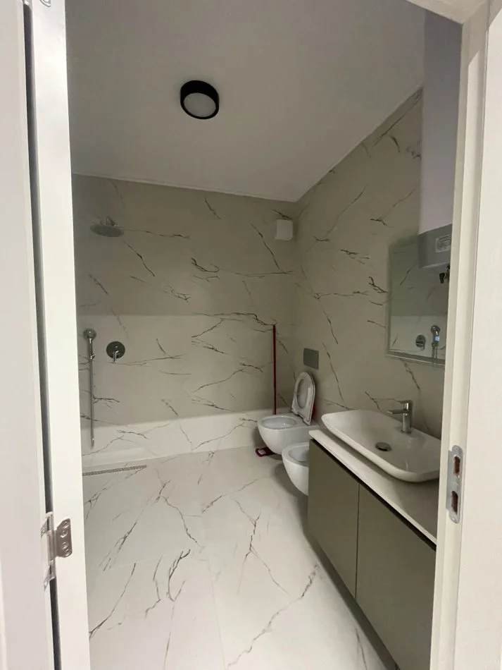 Tirane, jepet me qera apartament 1+1 Kati 1, 70 m² 500 € (Xhamllik, prane ish-Profarmes)