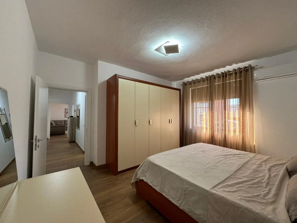 Tirane, jepet me qera apartament 1+1 Kati 4, 600 € 