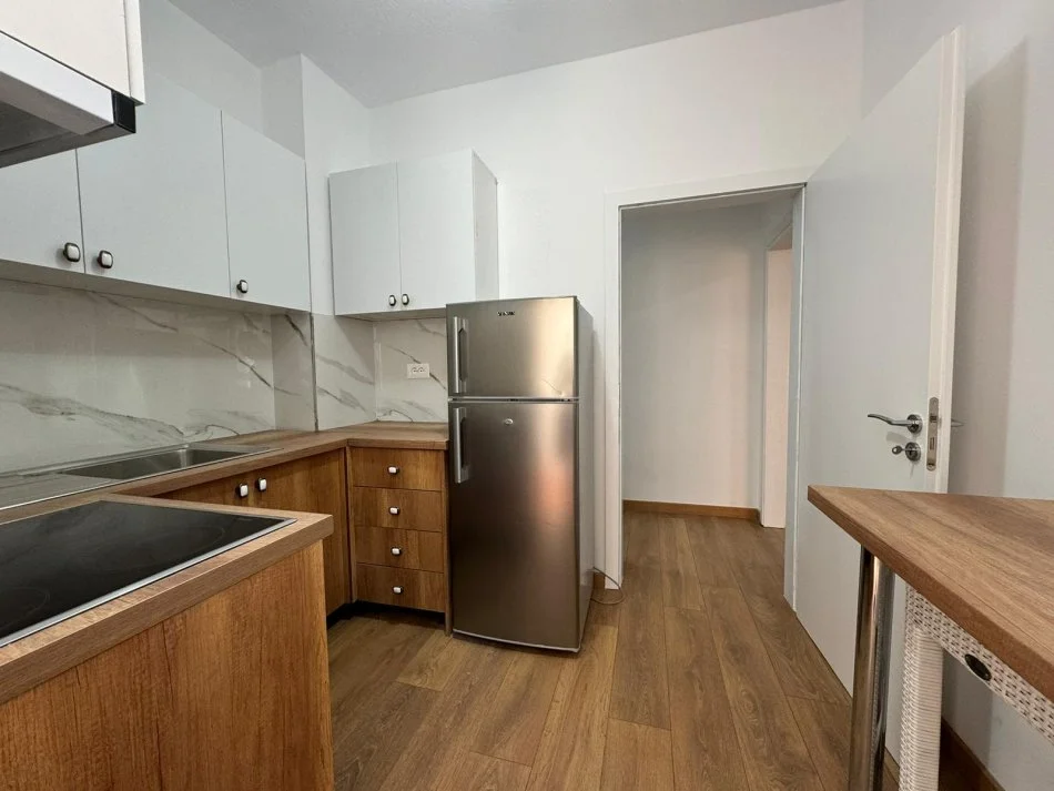 Tirane, jepet me qera apartament 1+1 Kati 4, 600 € 