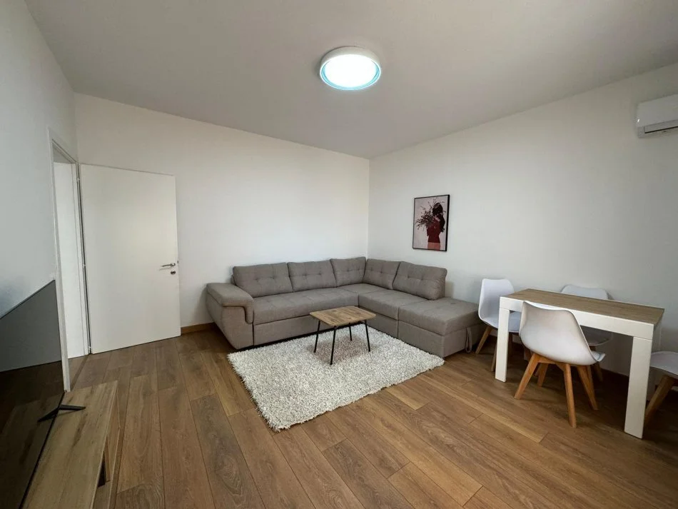 Tirane, jepet me qera apartament 1+1 Kati 4, 600 € 