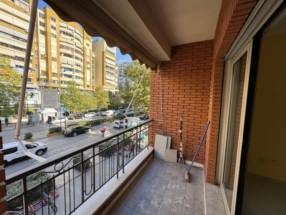 Tirane, jepet me qera apartament 2+1 Kati 1, 100 m² 800€ (Delijorgji)