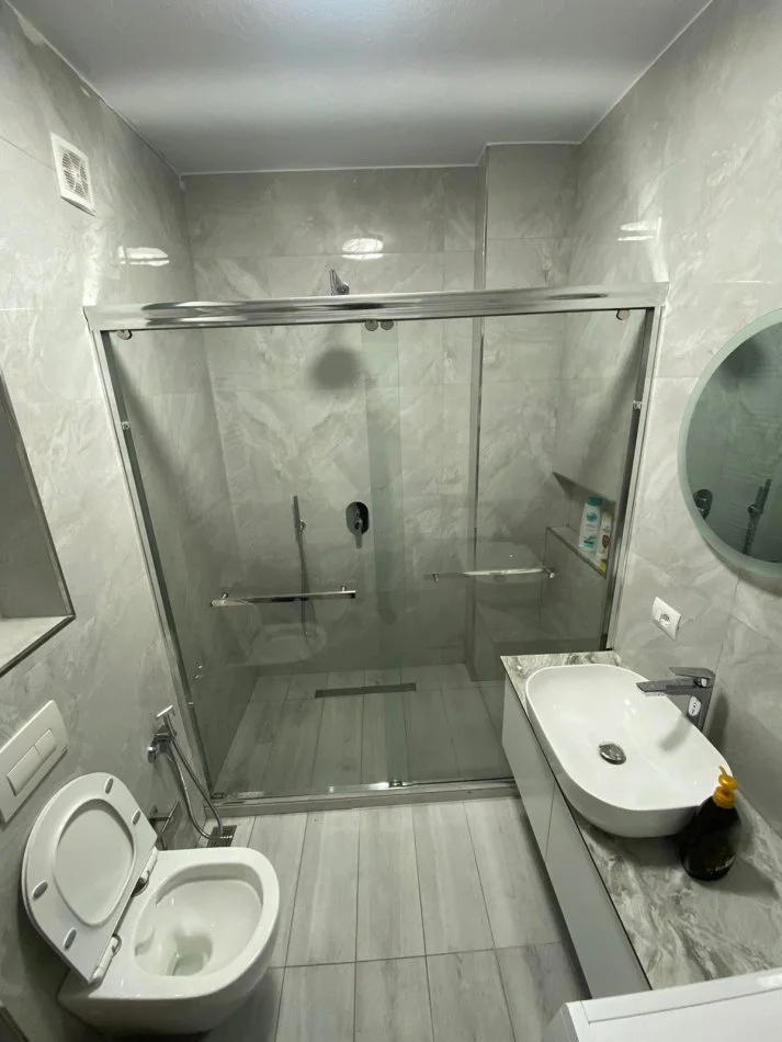 Tirane, jepet me qera apartament 1+1+Ballkon Kati 6, 65 m² 550 € (Rruga e Kavajes)