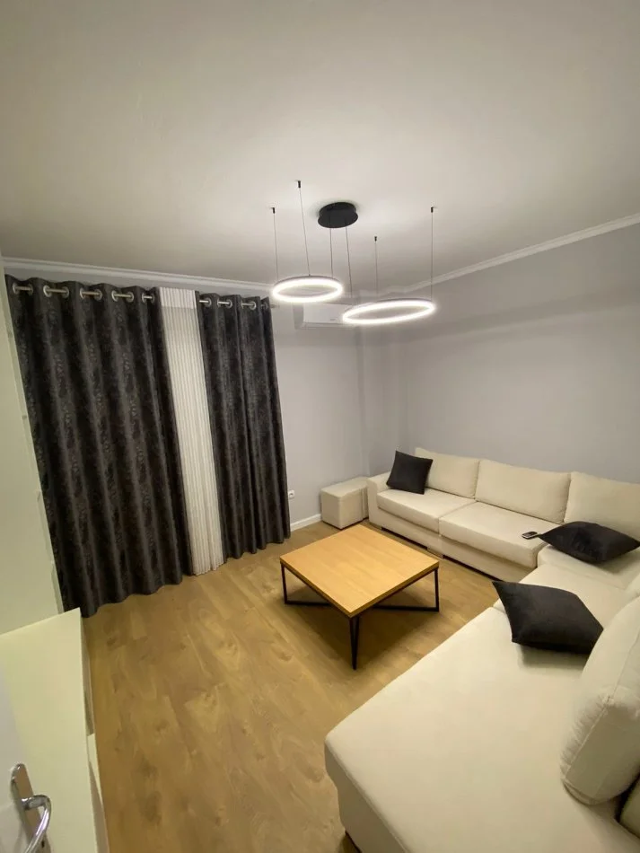 Tirane, jepet me qera apartament 1+1+Ballkon Kati 6, 65 m² 550 € (Rruga e Kavajes)