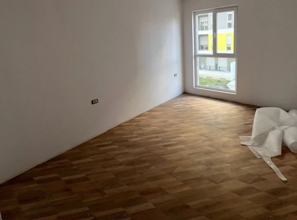 Tirane, shitet apartament 2+1+Ballkon Kati 1,