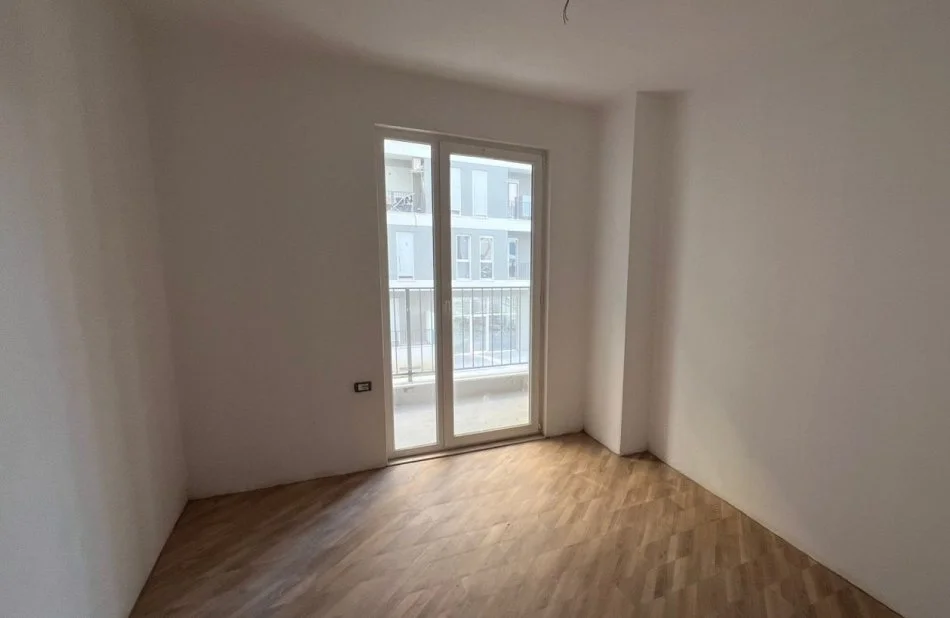 Tirane, shitet apartament 2+1+Ballkon Kati 1,