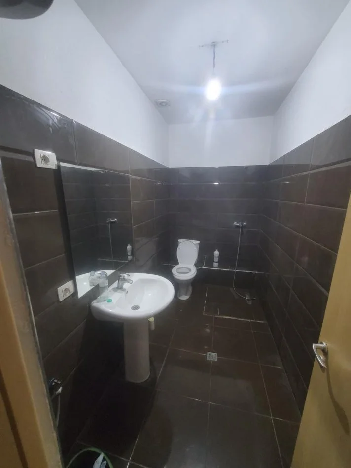 Tirane, jepet me qera Kat Vile 2+1 Kati 2, 150 m² 500€ (Komuna e Parisit, rruga"Sulejman Delvina")