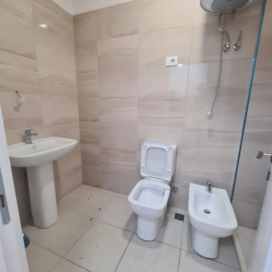 Shqiperi, jap me qera apartament 3+1+Ballkon Kati 8, 131 m² 750 € (Rruga e Dibrës)